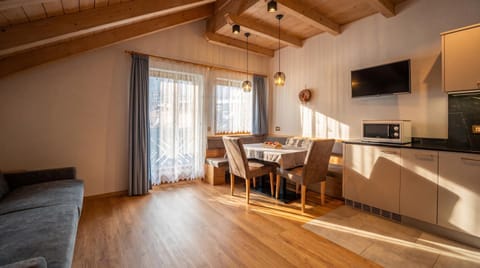 TV and multimedia, Kitchen or kitchenette, Dining area, stove