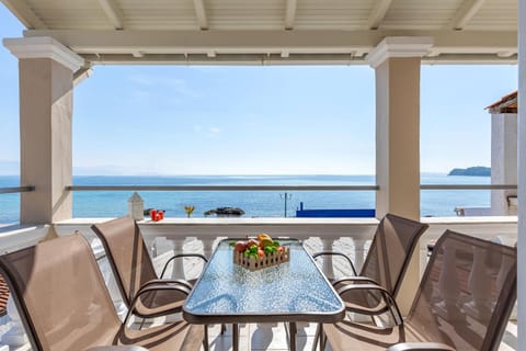 Property building, Natural landscape, Balcony/Terrace, Seating area, Sea view