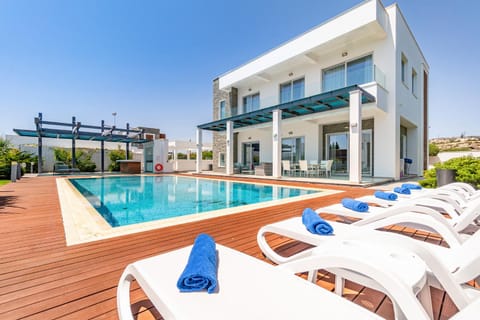 Property building, Patio, Pool view, Swimming pool, sunbed