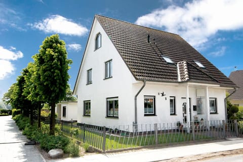 Property building, Facade/entrance, Area and facilities