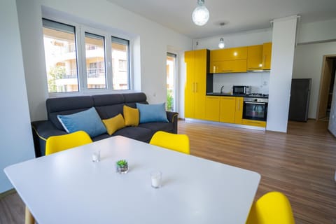 Kitchen or kitchenette, Living room, Seating area, Dining area, minibar, pet friendly, stove