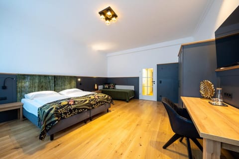 Bed, TV and multimedia, Photo of the whole room, hair dresser