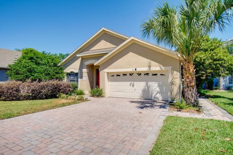 Sunny Villa with Lanai 17 Mi to Disney! House in Davenport