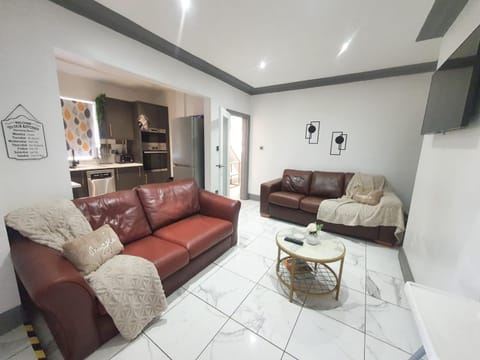 Families Only - Pet Friendly sleeps 6 maximum NO PARTIES House in Blackpool