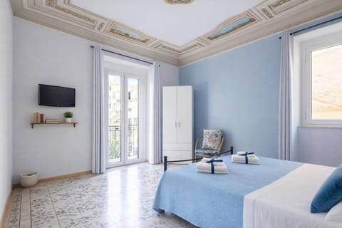 TV and multimedia, Balcony/Terrace, City view, wardrobe