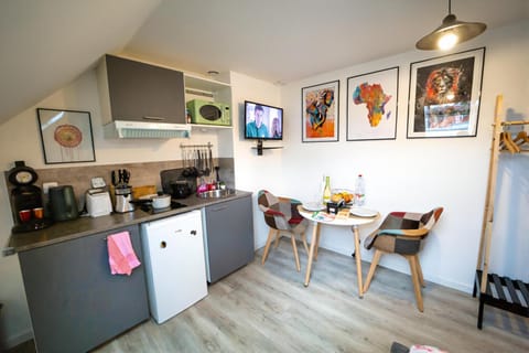 TV and multimedia, Coffee/tea facilities, Kitchen or kitchenette, Dining area, stove, toaster