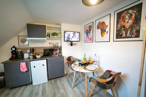 TV and multimedia, Coffee/tea facilities, Kitchen or kitchenette, Seating area, Dining area, stove