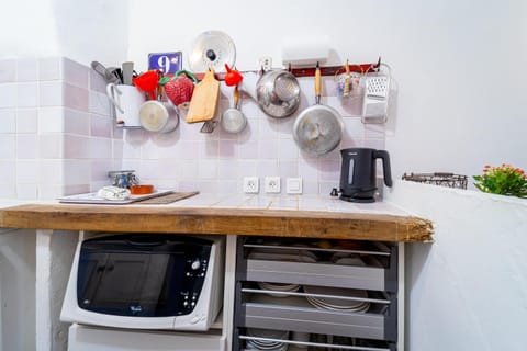 Coffee/tea facilities, oven, stove, toaster