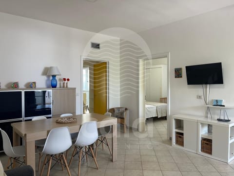 TV and multimedia, Living room, Seating area, Dining area, air conditioner, air conditioner