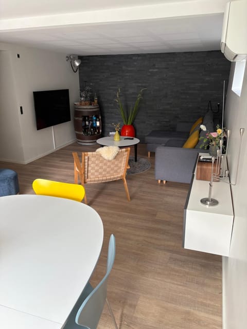 Communal lounge/ TV room, TV and multimedia, Living room, Evening entertainment