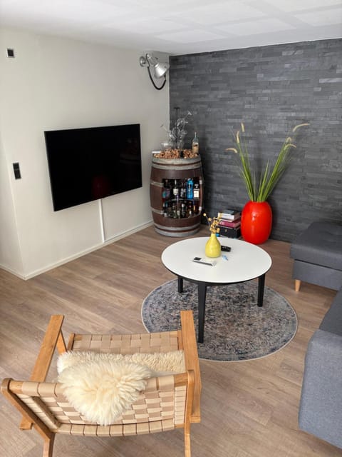 TV and multimedia, Living room, Evening entertainment