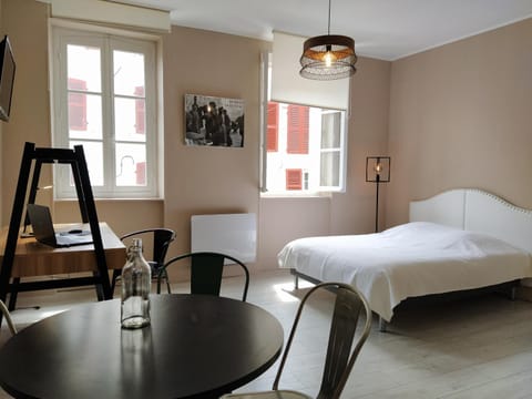 Bed, Seating area, Meals