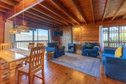 Seating area, Dining area, fireplace