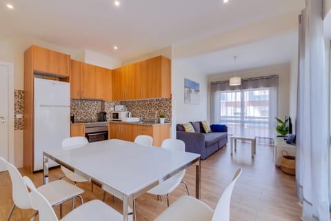Kitchen or kitchenette, Living room, Seating area, Dining area