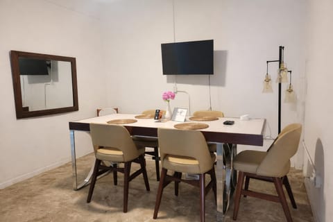 TV and multimedia, Photo of the whole room, Dining area, air conditioner
