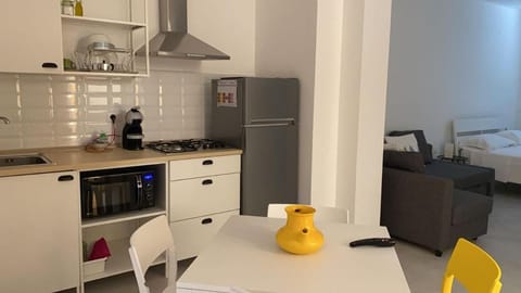 Coffee/tea facilities, Kitchen or kitchenette, Dining area, minibar, stove