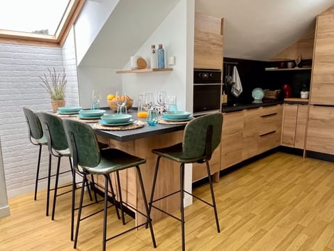 Kitchen or kitchenette, Dining area