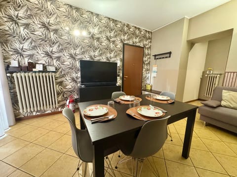 TV and multimedia, Kitchen or kitchenette, Living room, Dining area, internet