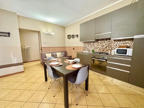 Kitchen or kitchenette, Dining area, oven, stove