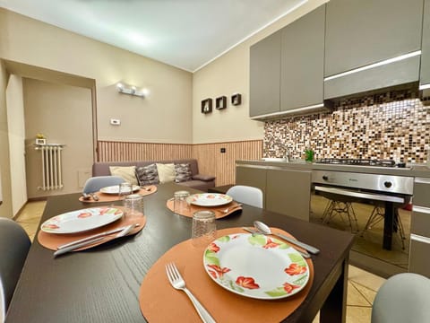 Kitchen or kitchenette, Living room, Food and drinks, Seating area, Dining area, Food