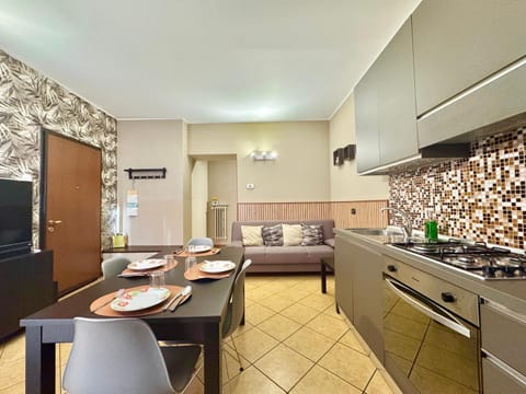 Kitchen or kitchenette, Living room, Seating area, Dining area, oven