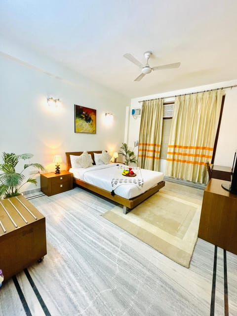 Bed, TV and multimedia, Bedroom