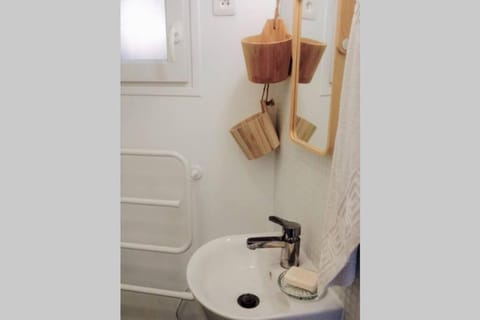 Small arty studio Menilmontant Apartment in Paris