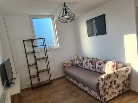 TV and multimedia, Living room, Seating area, Evening entertainment