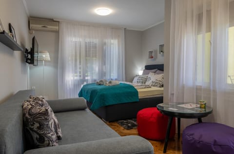 Bed, TV and multimedia, Photo of the whole room, Seating area