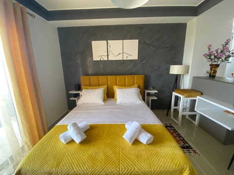 Bed, Bedroom, towels