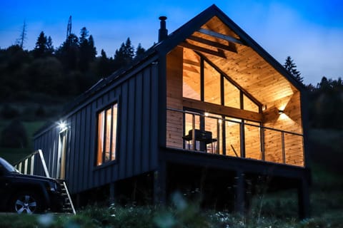 Property building, Nearby landmark, Facade/entrance, Spring, Winter, Summer, Balcony/Terrace, Autumn, Mountain view, Area and facilities, Area and facilities, Seasons, Sunrise, Sunset, Parking