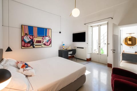 Bed, TV and multimedia, Photo of the whole room, Bedroom