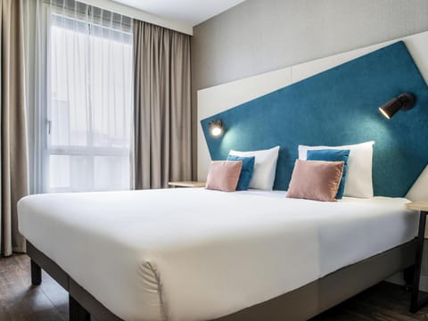 Property building, Bed, Bedroom