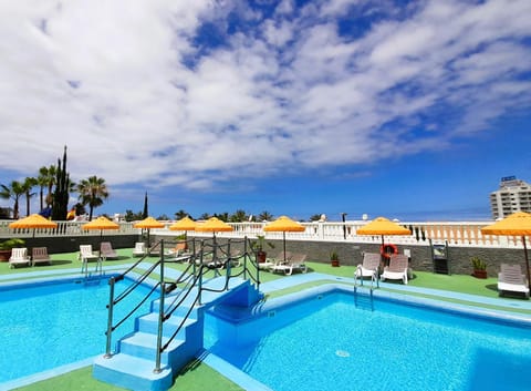 Swimming pool, sunbed