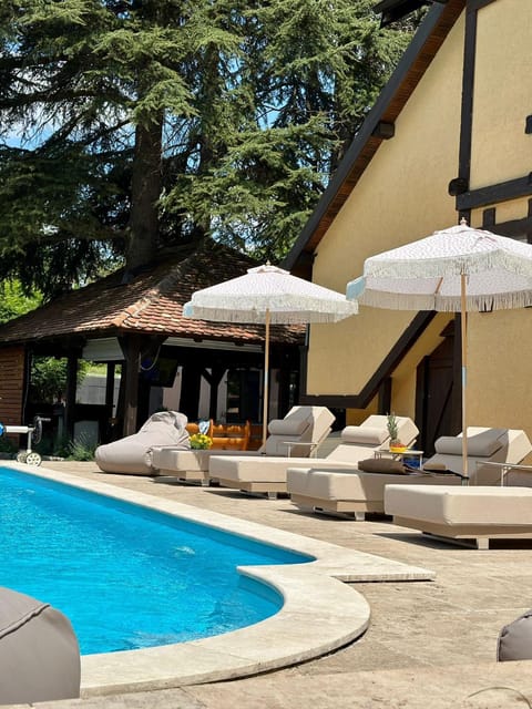 Garden view, Pool view, Swimming pool, sunbed