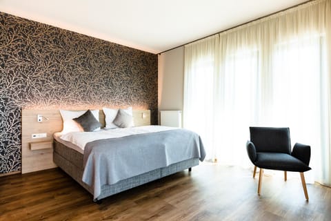 Shower, Toilet, Bed, Bathroom, TV and multimedia, Seating area, Bedroom