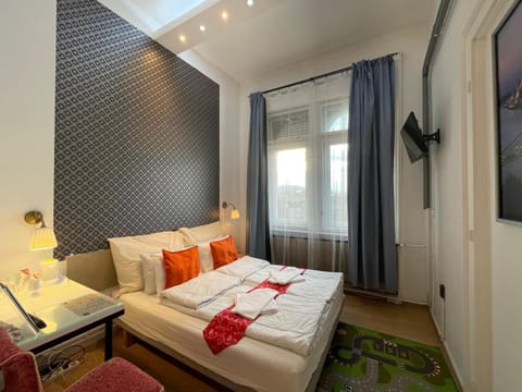 Bed, TV and multimedia, Photo of the whole room, Bedroom, towels