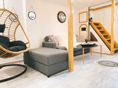 Communal lounge/ TV room, Living room, Seating area