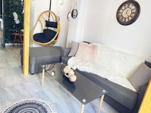 View (from property/room), Photo of the whole room, Decorative detail