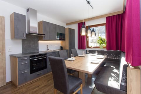 Kitchen or kitchenette, Dining area, Communal kitchen