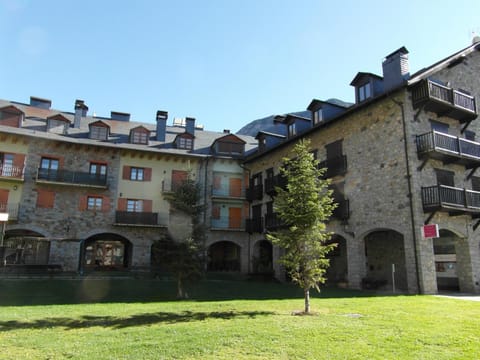 Property building, Facade/entrance, Garden, Balcony/Terrace, Balcony/Terrace