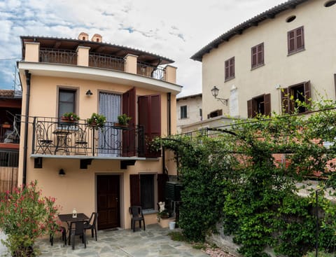 Property building, Day, Garden, View (from property/room), Balcony/Terrace, Garden view, Inner courtyard view