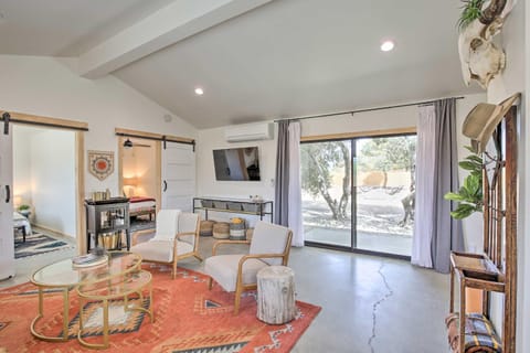 Modern Joshua Tree Bungalow with Fire Pit and BBQ! House in Joshua Tree