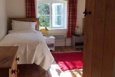 16 Century Farmhouse Cottage, foothills of iconic Glastonbury Tor. House in Glastonbury