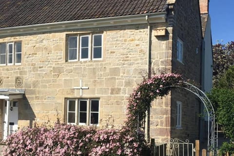 16 Century Farmhouse Cottage, foothills of iconic Glastonbury Tor. House in Glastonbury