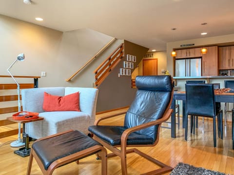 Urban Loft with BBQ on the Deck House in Hood River