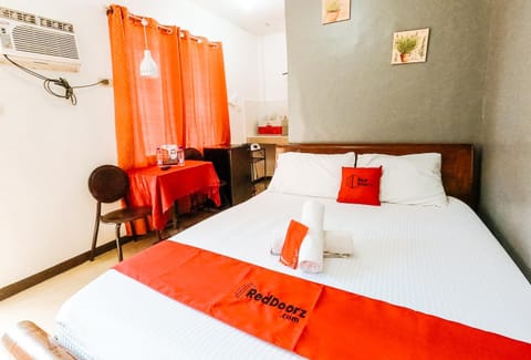 Bed, Photo of the whole room, Bedroom, towels, air conditioner