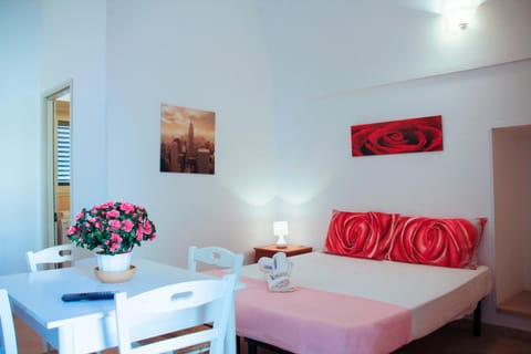 Bed, Dining area, Bedroom