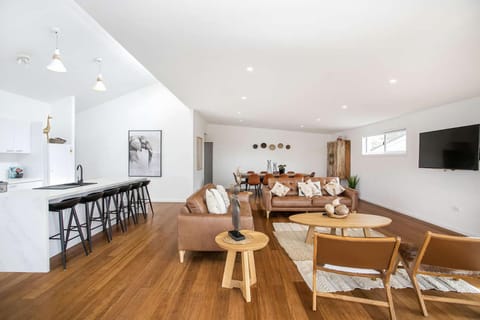 TV and multimedia, Kitchen or kitchenette, Living room, Seating area, Dining area