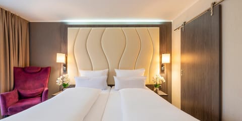 Bed, Living room, Photo of the whole room, Bedroom